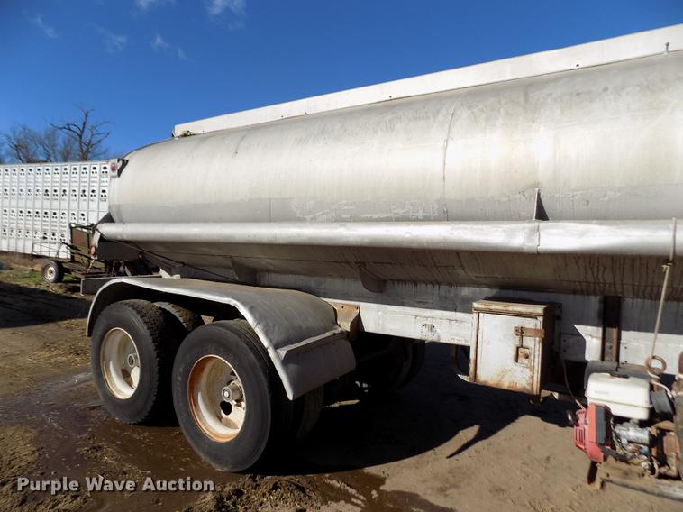 image for item DF2839 1956 Fruehauf tank trailer