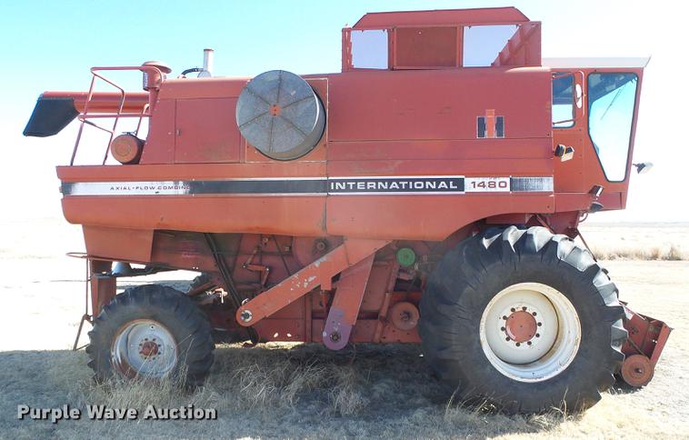 image for item DF2952 1983 Case IH 1480 combine