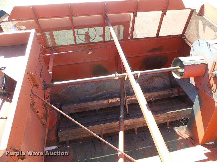 image for item DF2952 1983 Case IH 1480 combine