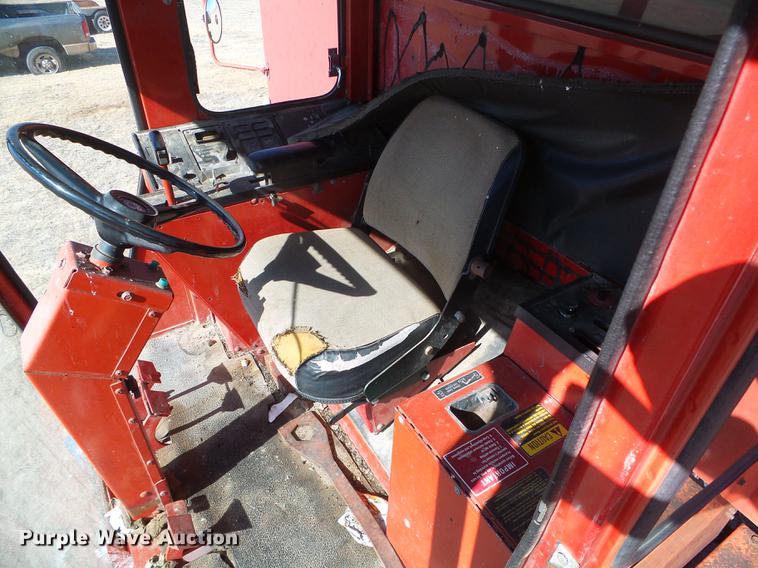 image for item DF2952 1983 Case IH 1480 combine