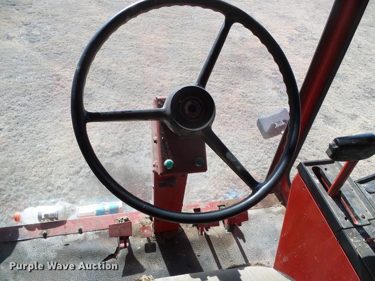 image for item DF2952 1983 Case IH 1480 combine
