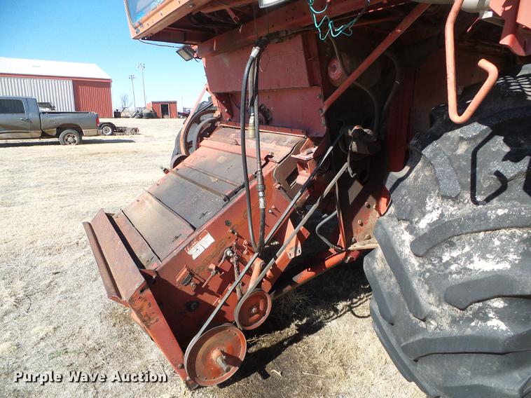 image for item DF2952 1983 Case IH 1480 combine