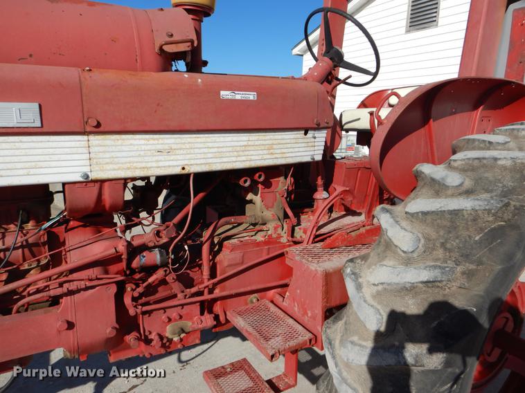 image for item DY9224 Farmall 560 tractor