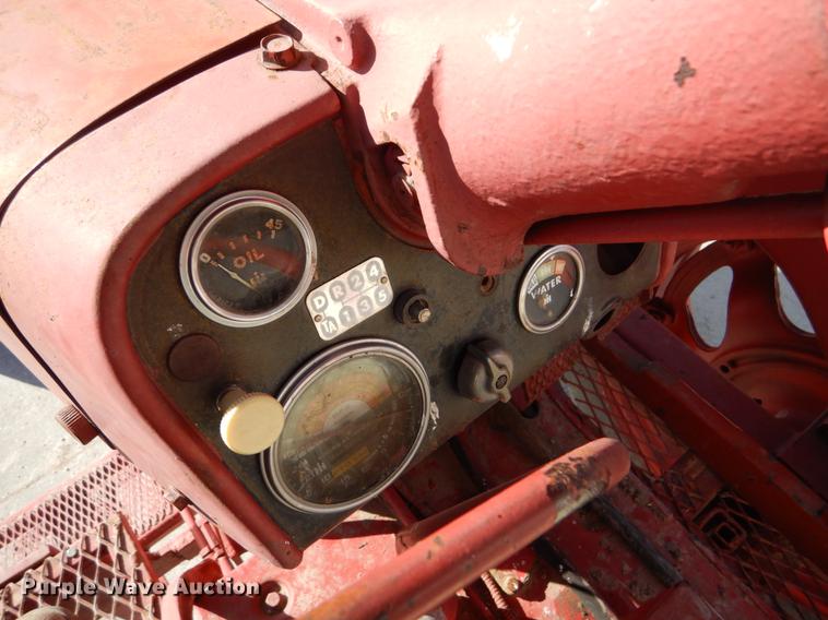 image for item DY9224 Farmall 560 tractor