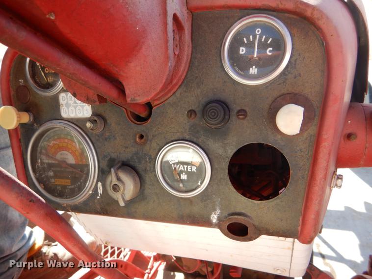 image for item DY9224 Farmall 560 tractor