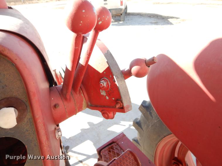 image for item DY9224 Farmall 560 tractor