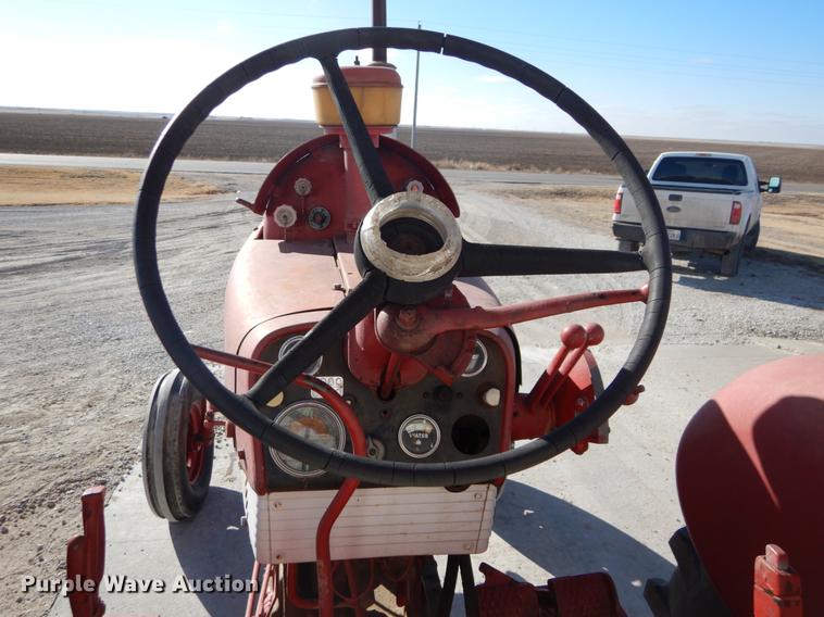 image for item DY9224 Farmall 560 tractor