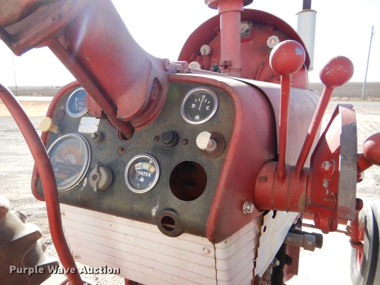 image for item DY9224 Farmall 560 tractor