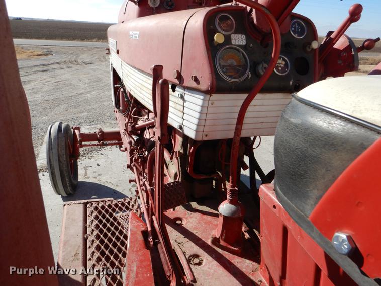 image for item DY9224 Farmall 560 tractor