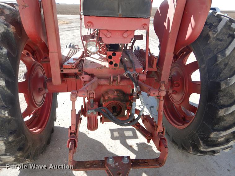 image for item DY9224 Farmall 560 tractor