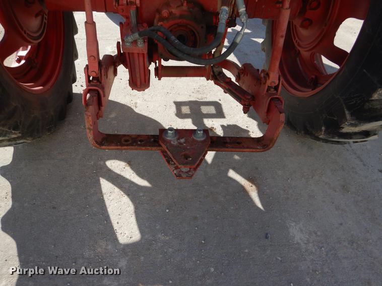 image for item DY9224 Farmall 560 tractor