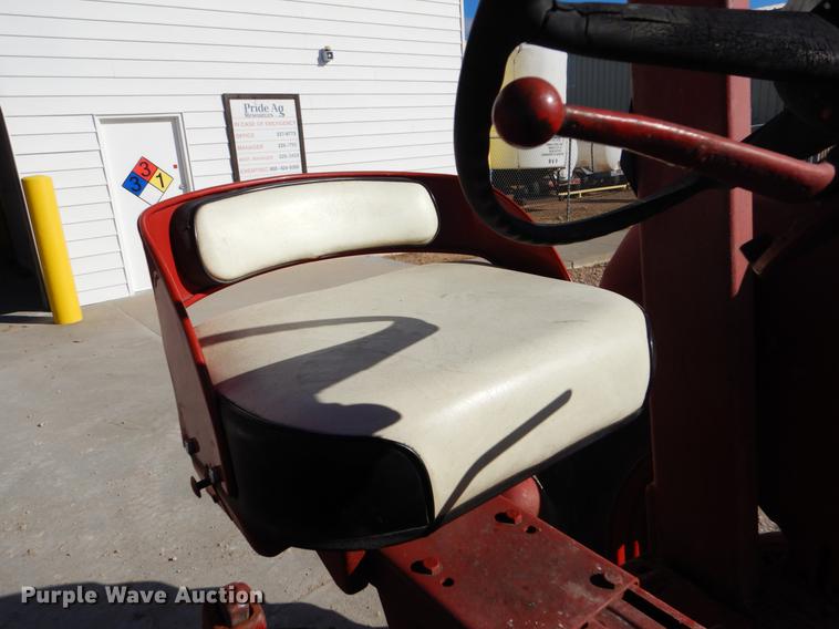 image for item DY9224 Farmall 560 tractor