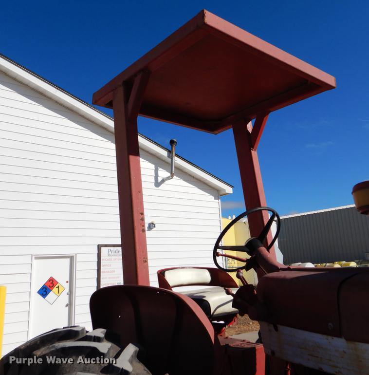 image for item DY9224 Farmall 560 tractor