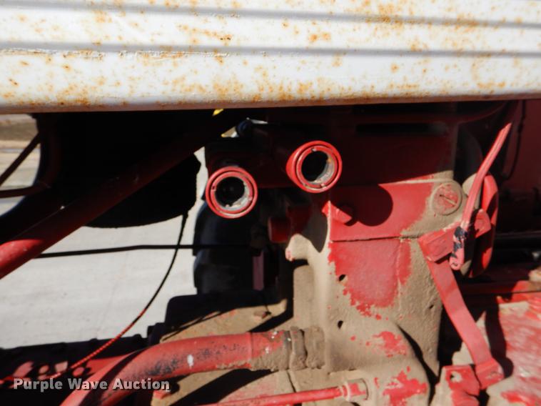 image for item DY9224 Farmall 560 tractor