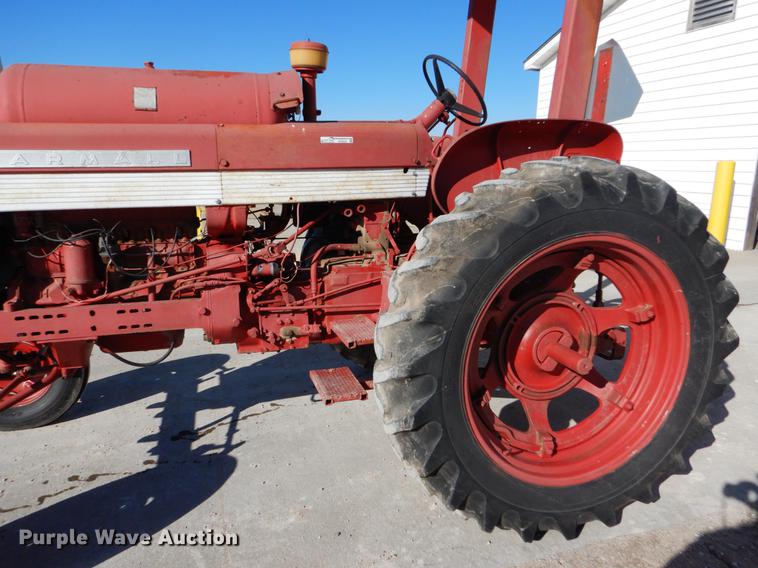 image for item DY9224 Farmall 560 tractor