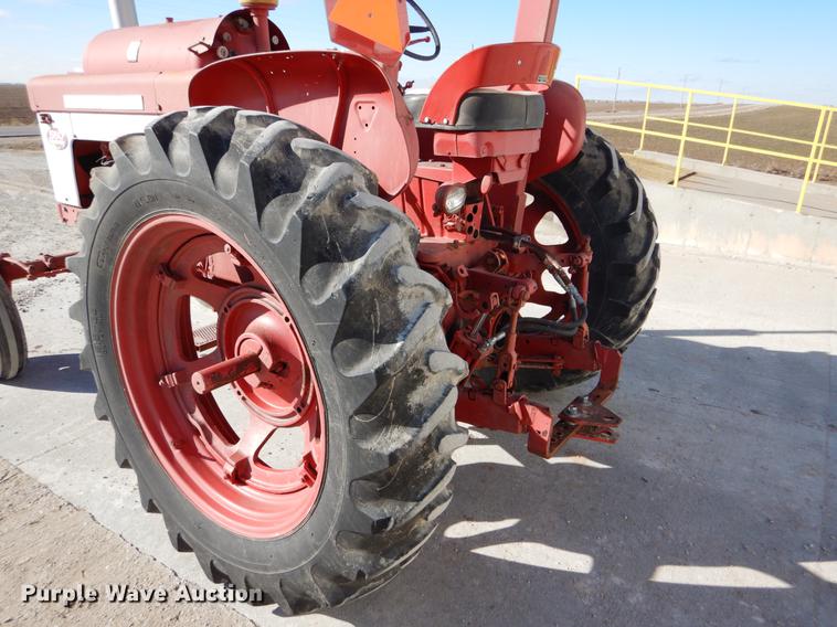image for item DY9224 Farmall 560 tractor