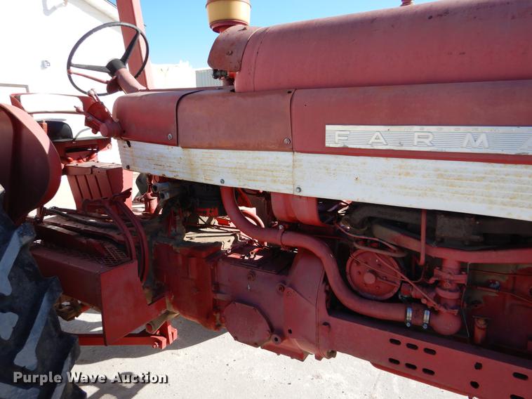 image for item DY9224 Farmall 560 tractor