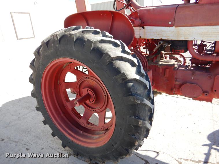 image for item DY9224 Farmall 560 tractor