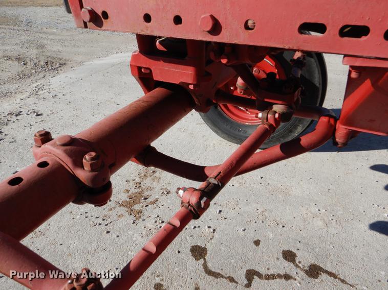 image for item DY9224 Farmall 560 tractor