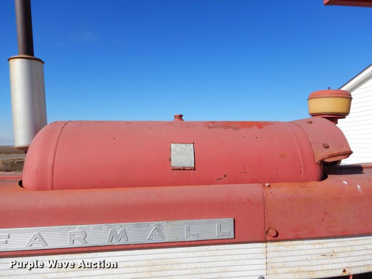 image for item DY9224 Farmall 560 tractor