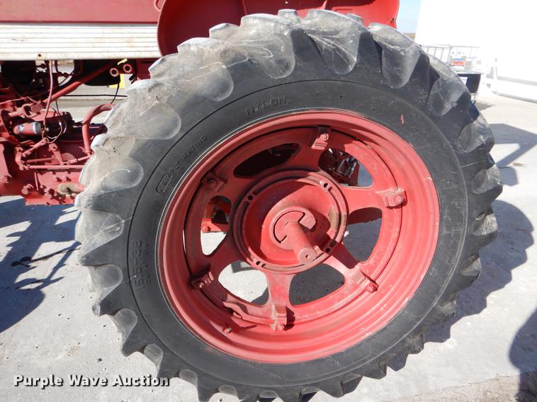 image for item DY9224 Farmall 560 tractor