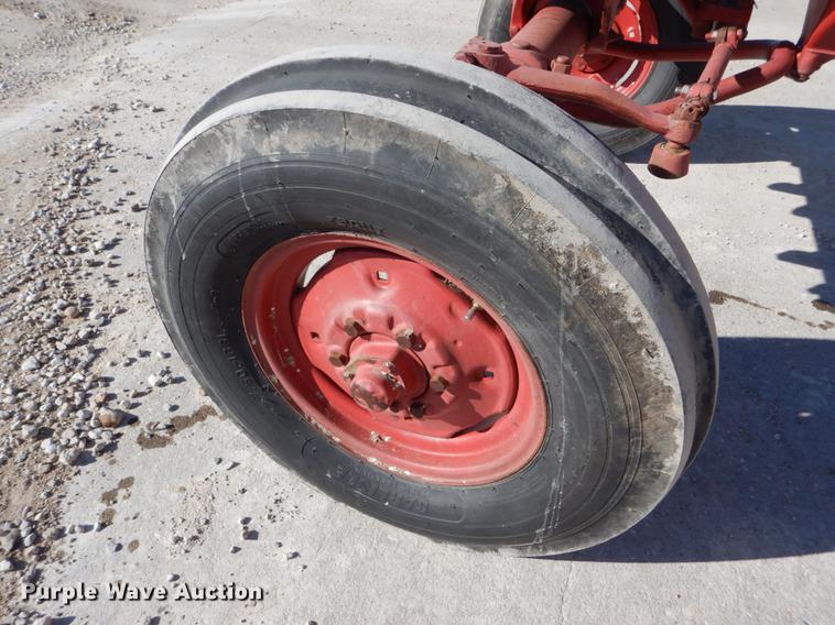 image for item DY9224 Farmall 560 tractor