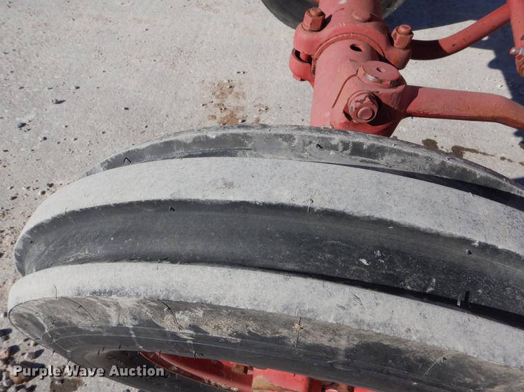 image for item DY9224 Farmall 560 tractor