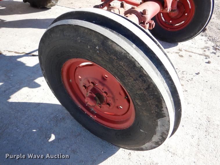 image for item DY9224 Farmall 560 tractor