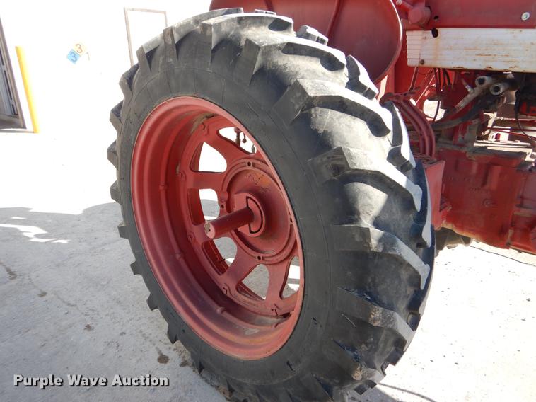 image for item DY9224 Farmall 560 tractor