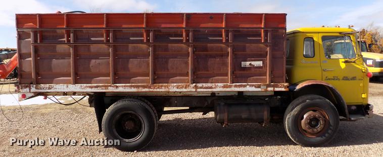 image for item DY9228 1968 International Loadstar CO1700 grain truck
