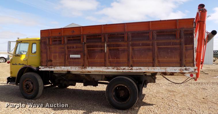 image for item DY9228 1968 International Loadstar CO1700 grain truck