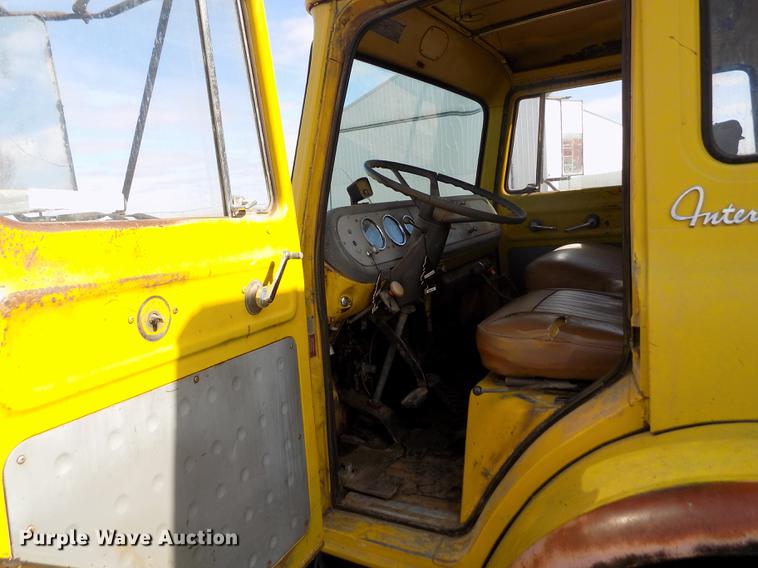 image for item DY9228 1968 International Loadstar CO1700 grain truck