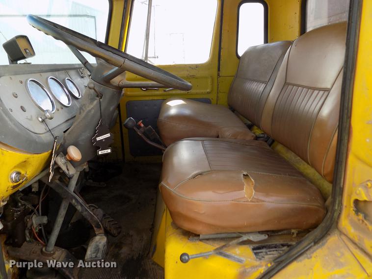 image for item DY9228 1968 International Loadstar CO1700 grain truck