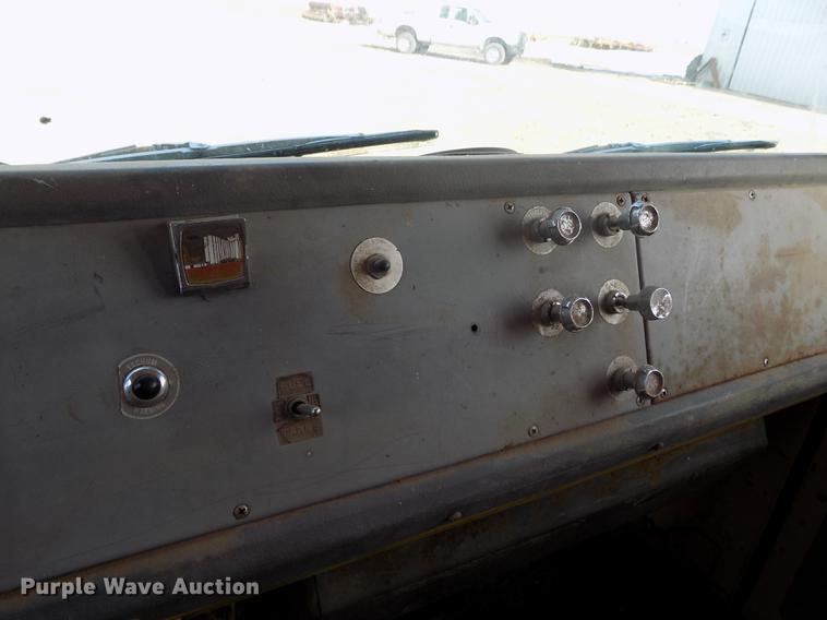 image for item DY9228 1968 International Loadstar CO1700 grain truck