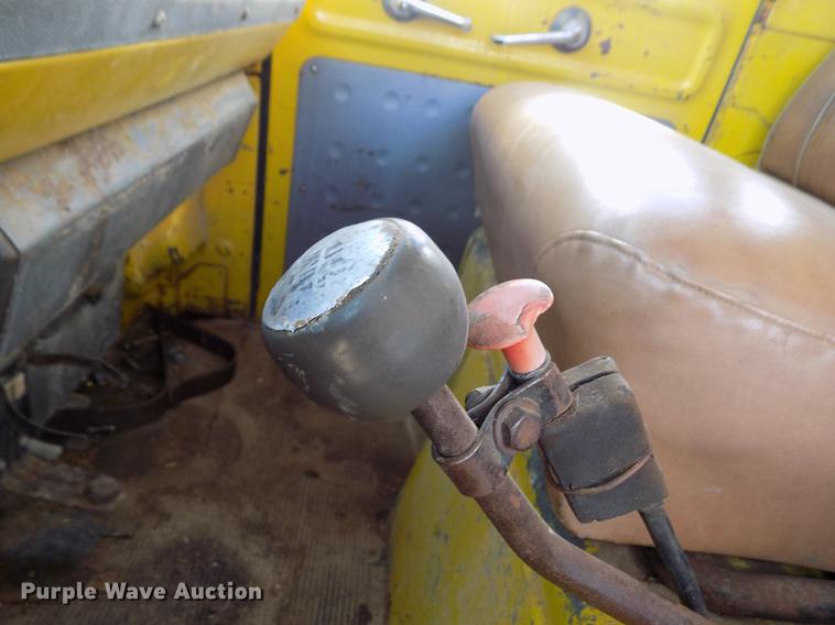 image for item DY9228 1968 International Loadstar CO1700 grain truck