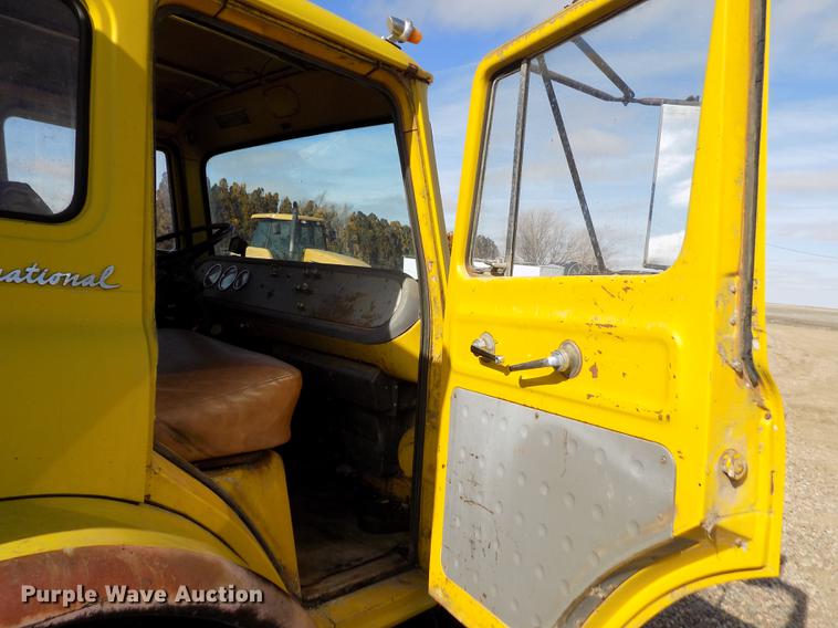 image for item DY9228 1968 International Loadstar CO1700 grain truck