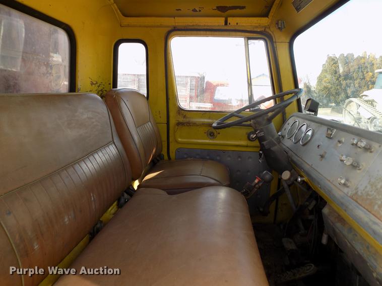 image for item DY9228 1968 International Loadstar CO1700 grain truck