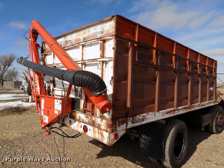 image for item DY9228 1968 International Loadstar CO1700 grain truck