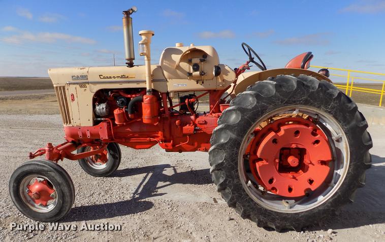 image for item DY9229 Case 800 tractor