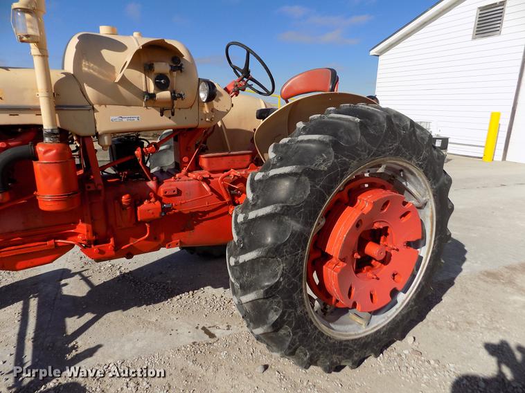 image for item DY9229 Case 800 tractor