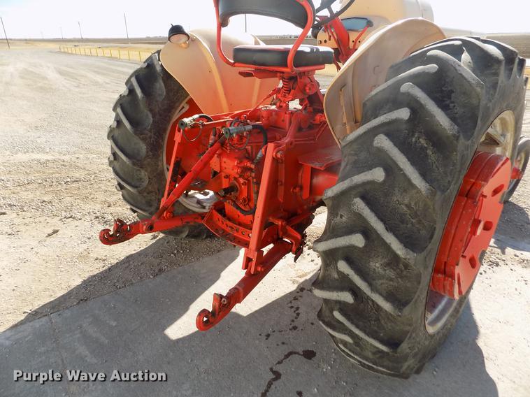 image for item DY9229 Case 800 tractor