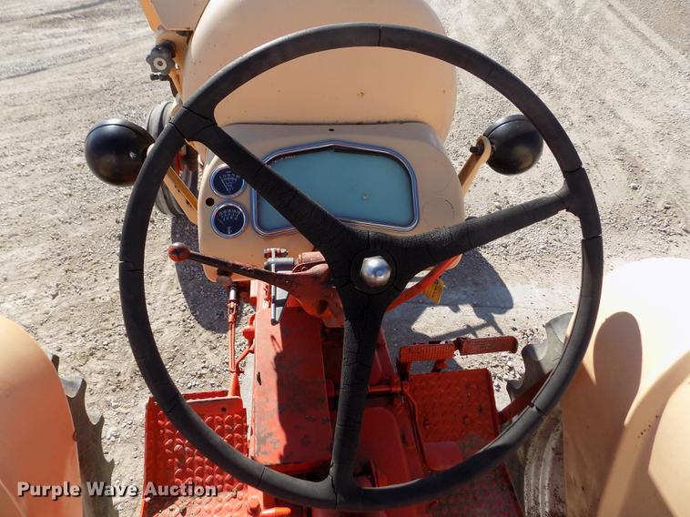 image for item DY9229 Case 800 tractor