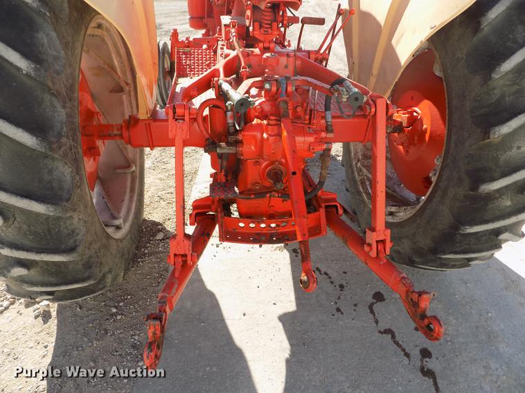 image for item DY9229 Case 800 tractor