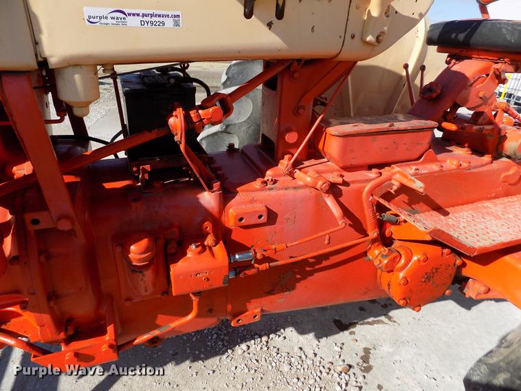 image for item DY9229 Case 800 tractor