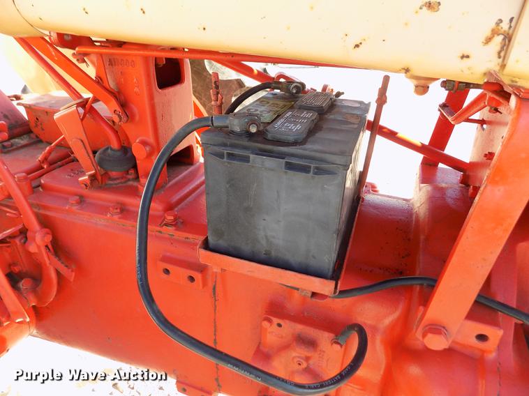 image for item DY9229 Case 800 tractor