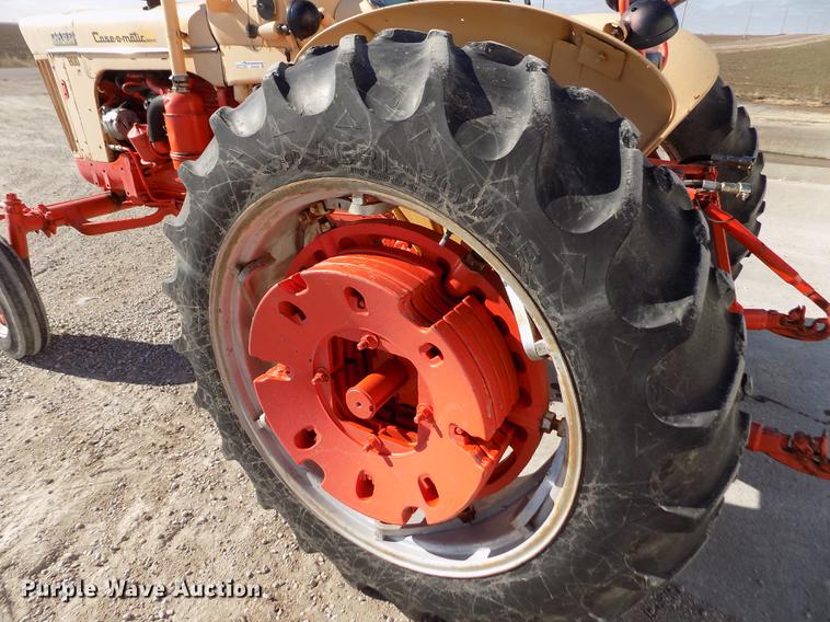 image for item DY9229 Case 800 tractor