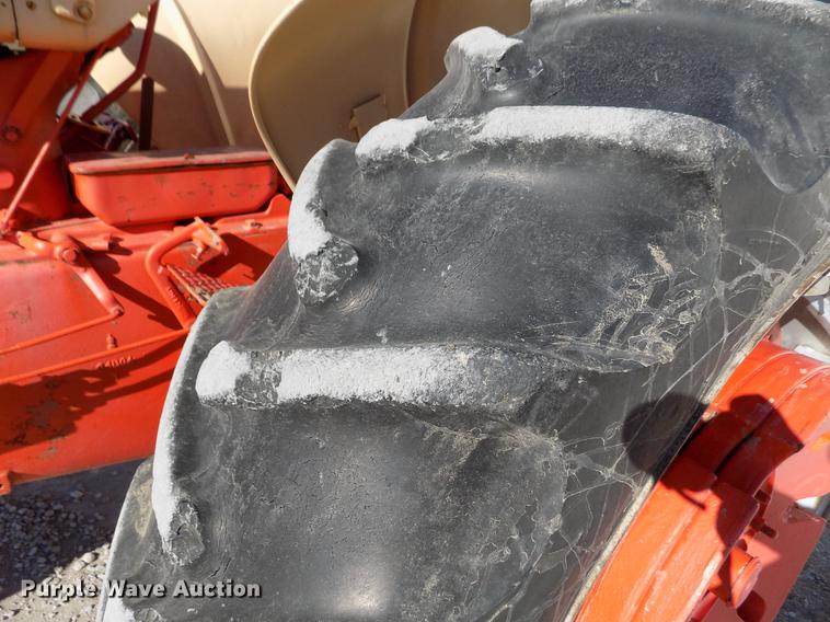 image for item DY9229 Case 800 tractor