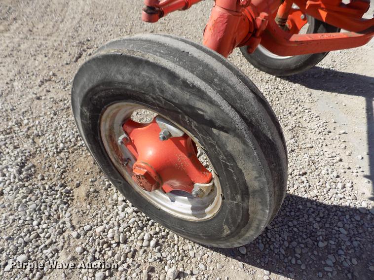 image for item DY9229 Case 800 tractor