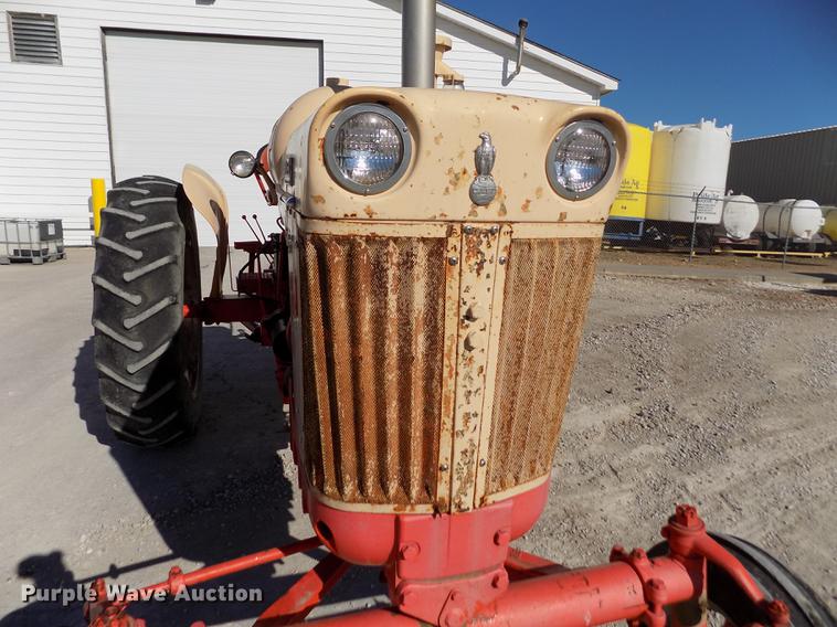 image for item DY9229 Case 800 tractor