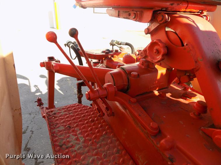 image for item DY9229 Case 800 tractor